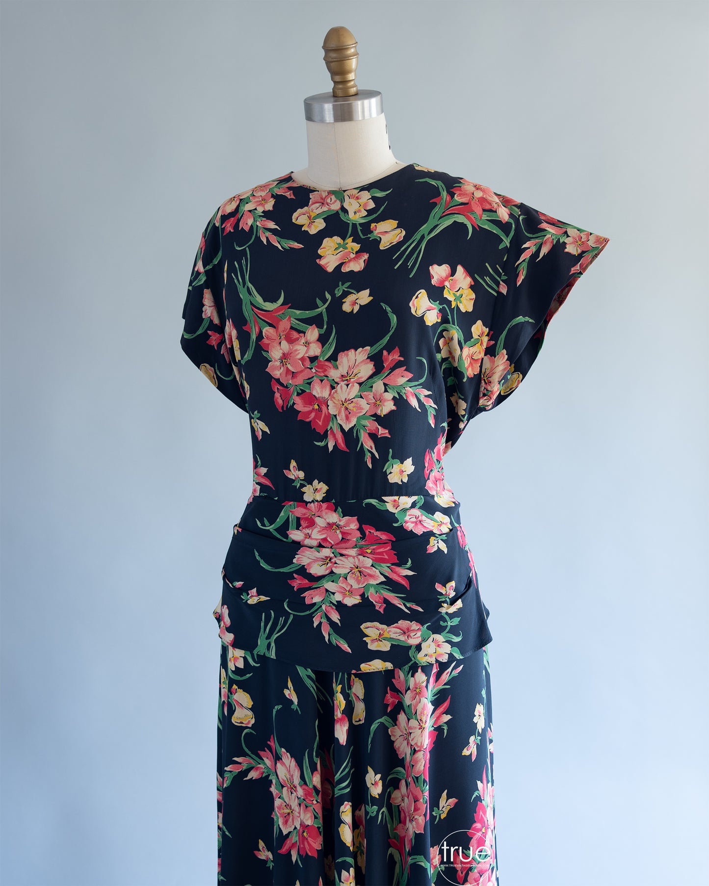 vintage 1940's dress ...fabulous spring floral COLD RAYON swishy skirt dress