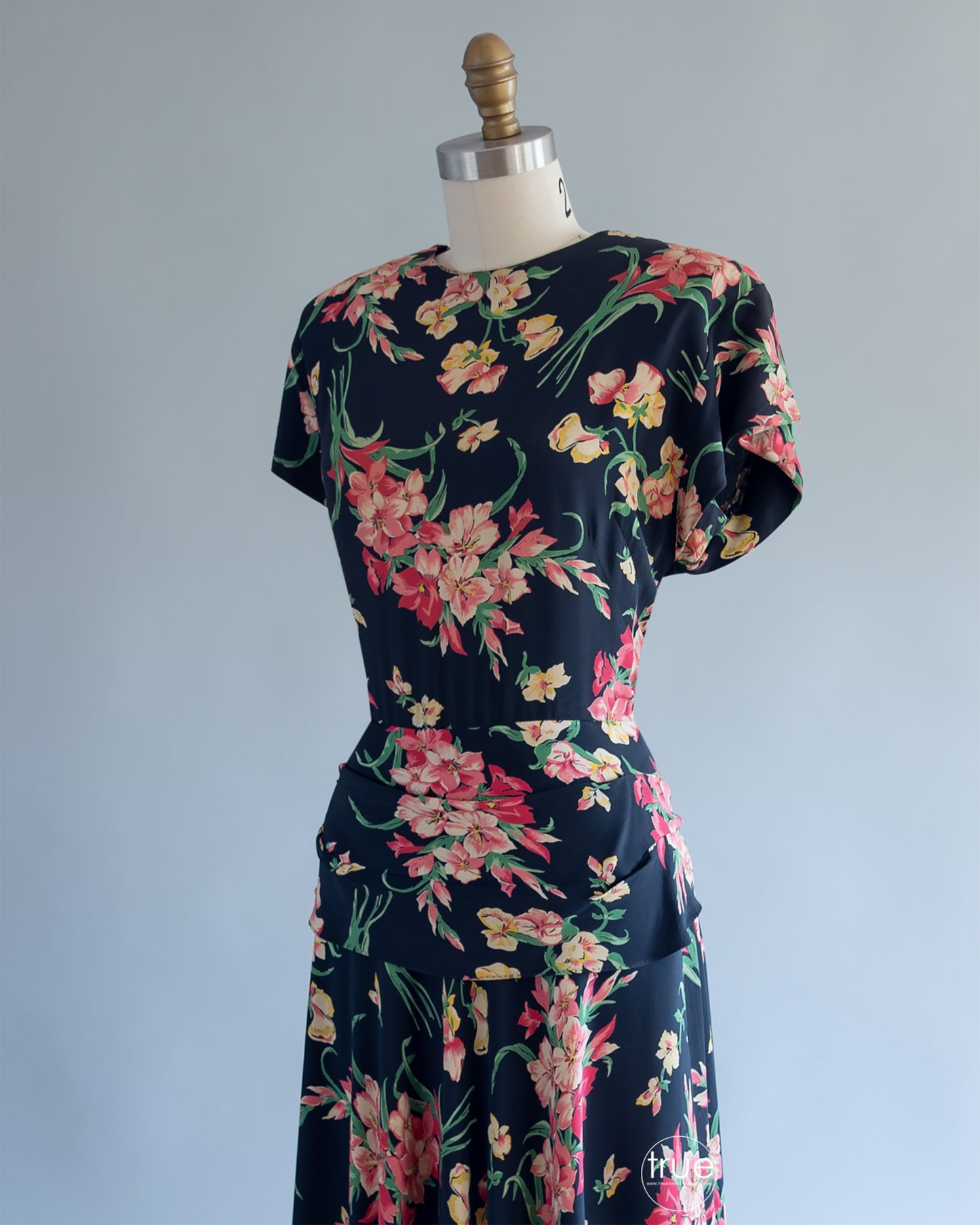 vintage 1940's dress ...fabulous spring floral COLD RAYON swishy skirt dress
